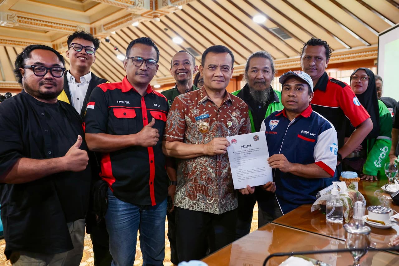 Aksi SAKO Dan FDTOI Di Kantor Gubernur Jateng